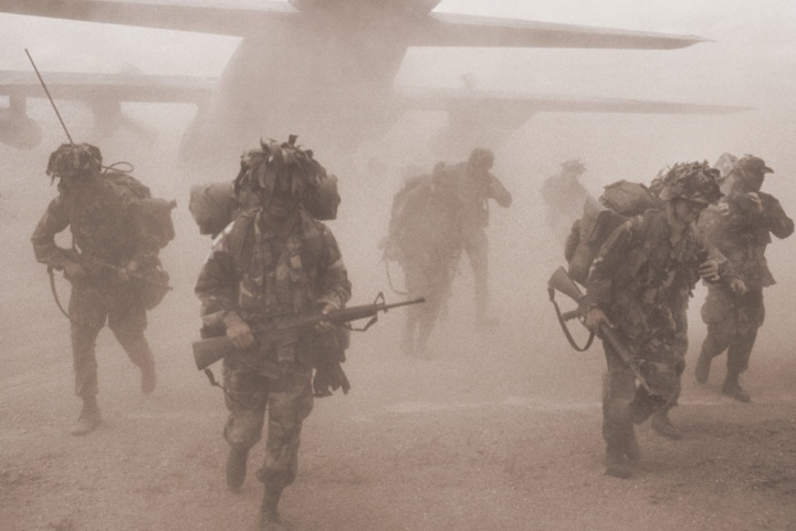 Des soldats qui sortent de la brume