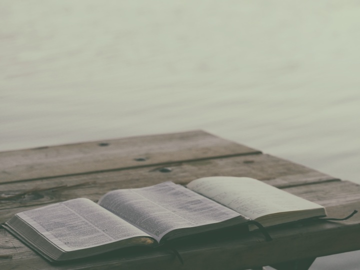 Une Bible et un cahier sur un quai
