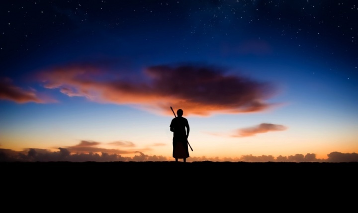 Un homme contemplant l’étendue du ciel parsemé d’étoiles