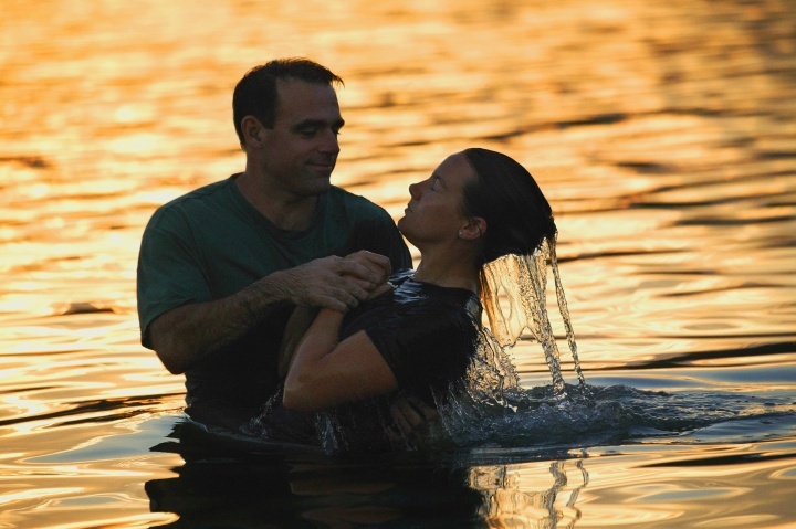 Une jeune femme se fait baptisée