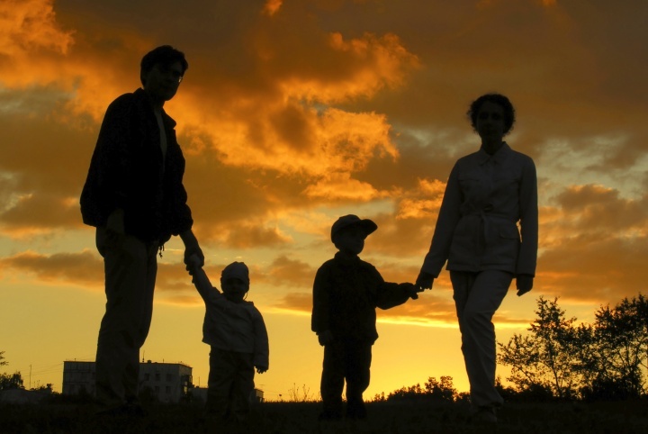La silhouette d'une famille avec des enfants