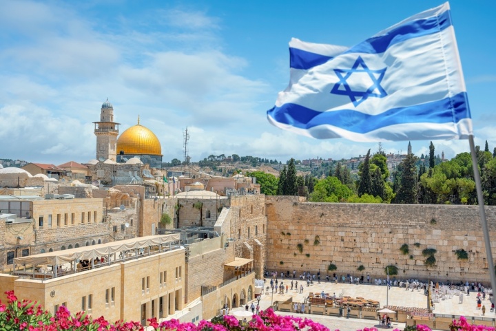 Un drapeau d'Israël flotte au-dessus de la vieille ville