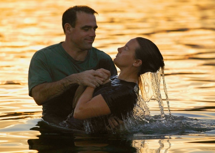 Une jeune femme se fait baptiser