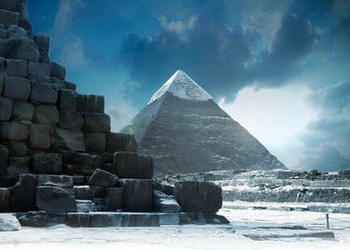 Neige au sommet d'une pyramide.