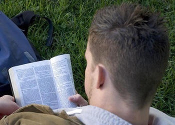 Un jeune homme lisant la Bible.
