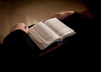 Une personne qui lit une Bible.