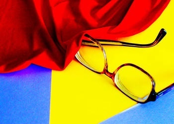 couleurs et lunettes rouges, jaunes et bleues