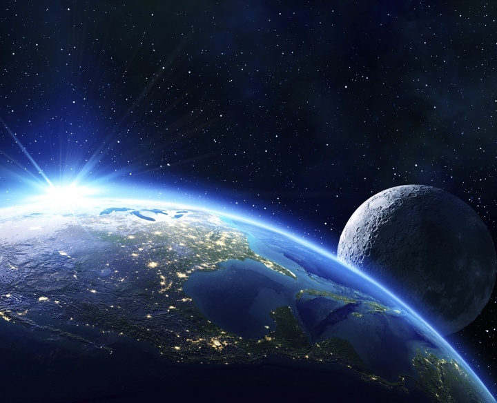 La Terre et la Lune depuis l'espace extra-atmosphérique.