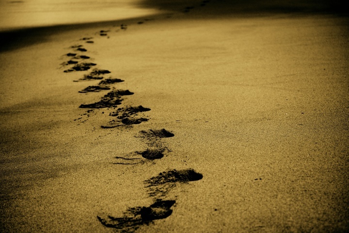 Empreintes de pas dans le sable.