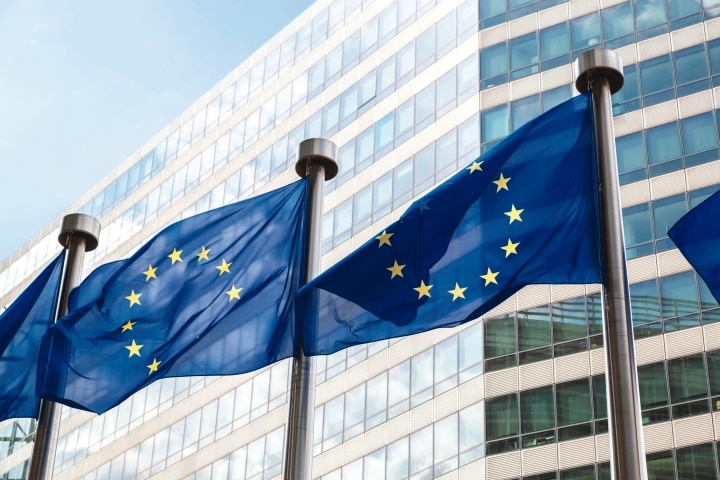 Drapeaux de l'UE flottant devant le siège de la Commission européenne à Bruxelles