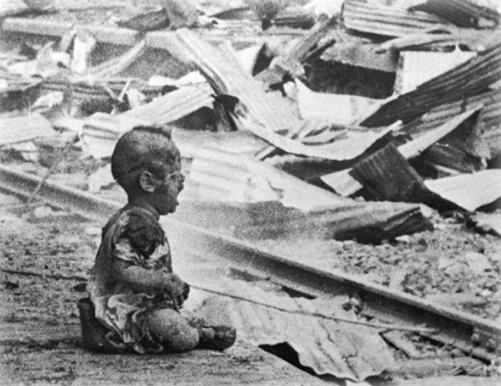 Un bébé qui pleure au milieu des ruines