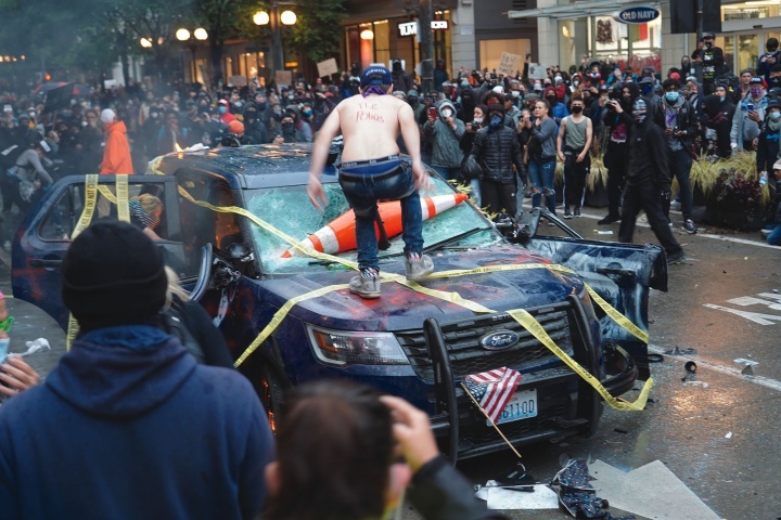 Des émeutiers détruisent un véhicule de police à Seattle