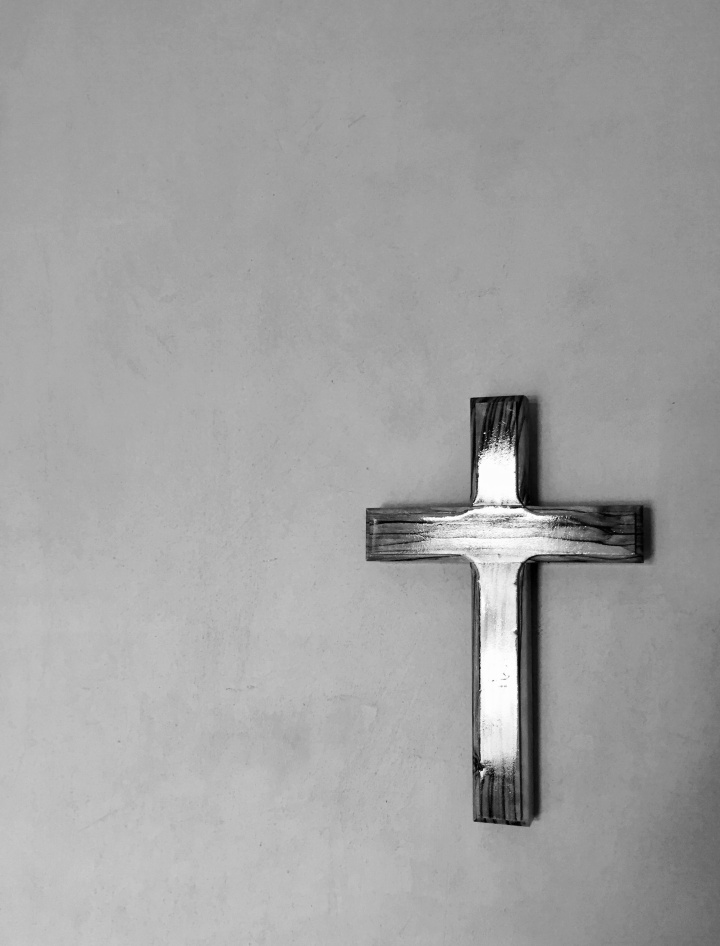 Une croix sur un mur