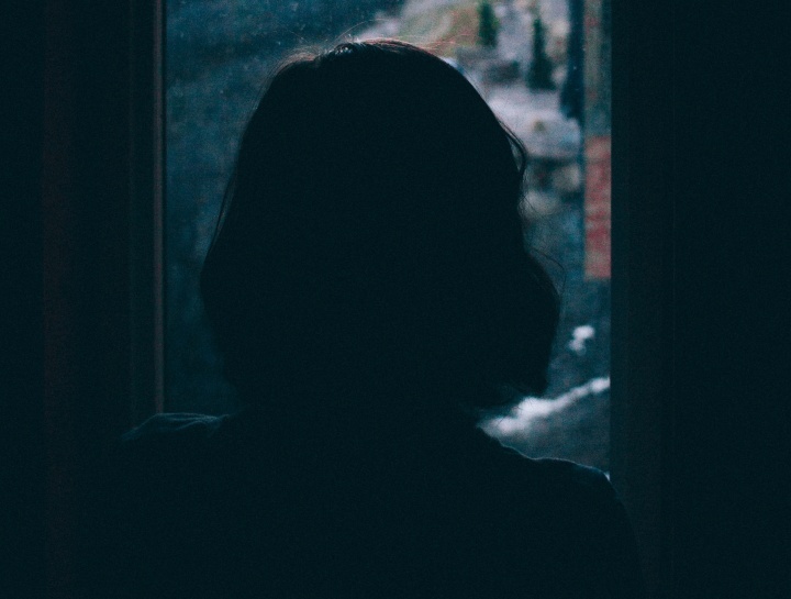 Une femme regarde par la fenêtre