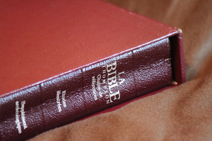 Le dos d'une Bible