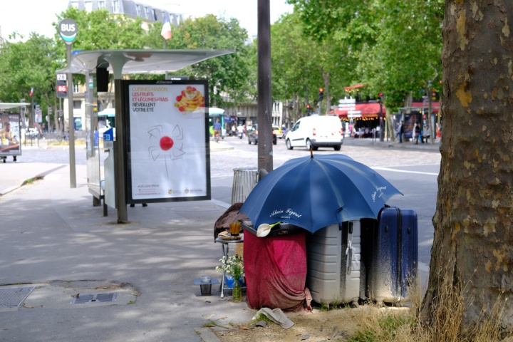 Quelques effets personnels d'un sans-abri dans la rue à Paris