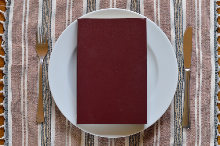 Une Bible posée sur une assiette