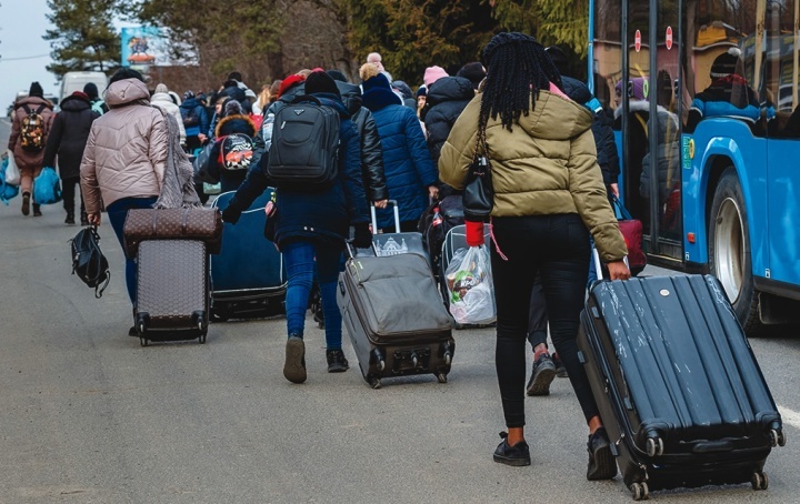 Réfugiés ukrainiens au poste de contrôle en Slovaquie 