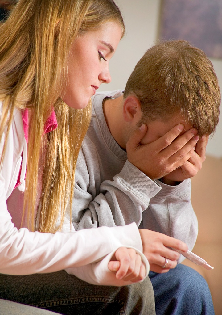 Une adolescente annonce la nouvelle de sa grossesse à son petit ami en détresse.