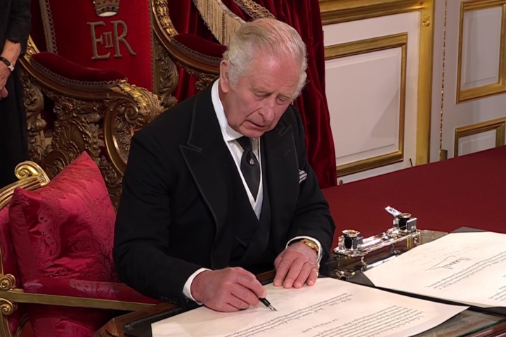 Le roi Charles III signe la proclamation de son accession au trône.