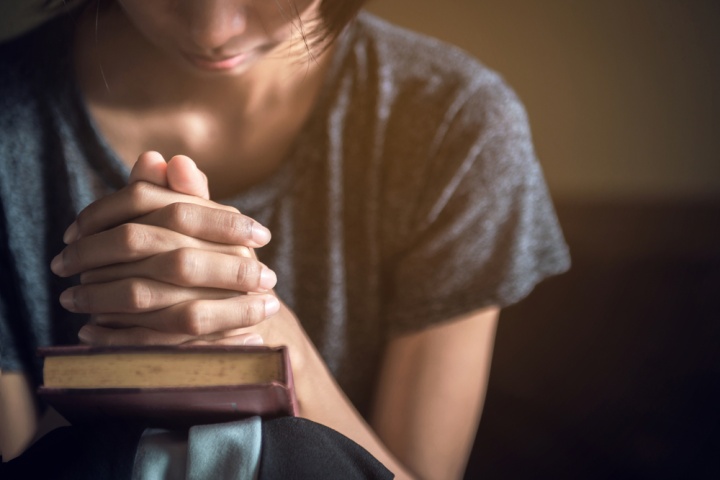 Une femme qui lit la Bible