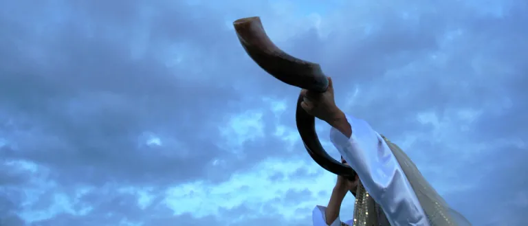 Un homme et un shofar