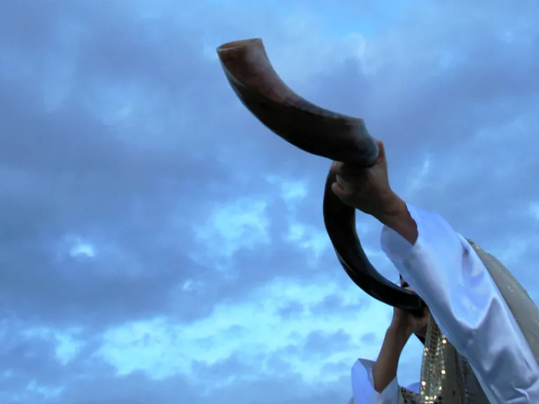 Un homme et un shofar