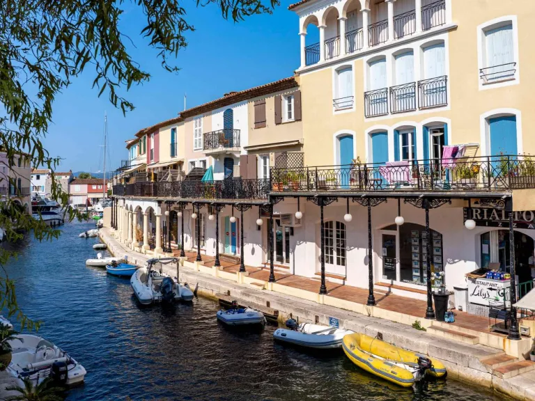 un canal avec des bateaux le long du quai