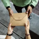 Une personne donne une enveloppe à une autre personne