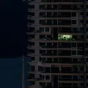 Lumières allumées dans un immeuble tard dans la nuit