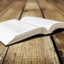 Une Bible ouverte posée sur une table.