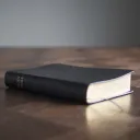 Une Bible posée sur une table.