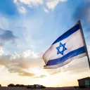 Un drapeau d'Israël flotte.