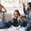 Les parents se disputent devant leur enfant.