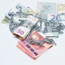 Billets de banque et chaînes.