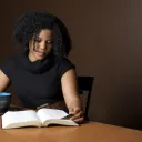 Une femme lit une Bible.