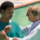 Un homme se fait baptiser.