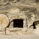 ite funéraire de l'ancien Israël avec une pierre tombale ronde.