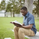 Un homme lit sa Bible.