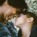 Une mère fait un câlin à son fils