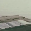 Une Bible et un cahier sur un quai