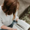 Une jeune femme lit la Bible