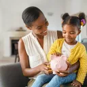 Une femme apprend à sa fille à économiser.