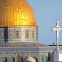 Une mosquée et une croix sur un clocher