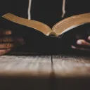 Une personne qui lit sa Bible.