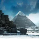 Neige au sommet d'une pyramide.