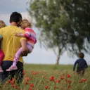Un homme et trois enfants dans un champs