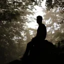 Un homme dans l'obscurité