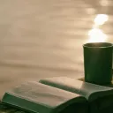 Une Bible est une tasse au bord de l'eau