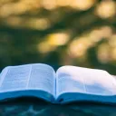 Une Bible dehors sur une table